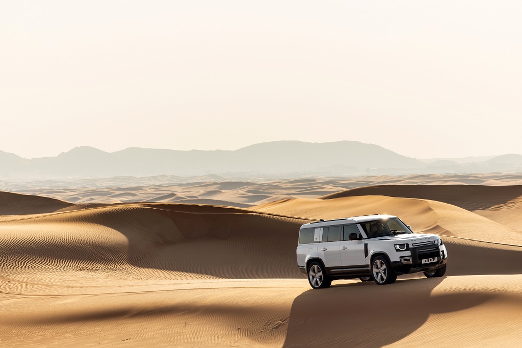 DEFENDER_130_FUJI_WHITE_DUBAI_DUNES